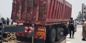 محافظ الدقهلية يوجه برفع سيارة نقل محملة بالطمى انقلبت أعلى كوبرى منية سندوب