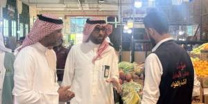 مدير بيئة الطائف يقف ميدانياً على الأسواق والمسالخ