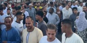 لا مكان لقدم.. لحظة خروج آلاف المصلين من مسجد القنائى