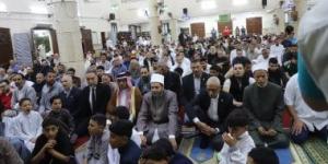محافظ شمال سيناء يؤدى صلاة العيد بمسجد النصر بالعريش ويؤكد رفع درجة الاستعداد