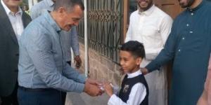 محافظ أسوان يوزع هدايا وعيدية للأطفال بعد صلاة عيد الأضحى.. صور