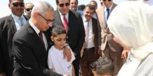 محافظ بنى سويف يوزع الشكولاته على المواطنين بالممشى السياحى فى أول أيام العيد