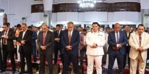 محافظ الإسماعيلية يؤدي شعائر صلاة عيد الأضحى بمجمع الشهداء.. فيديو