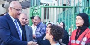 محافظ الإسكندرية يهنئ المواطنين بالعيد عقب أداء الصلاة بمسجد سيدي جابر