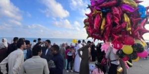 العيد على كورنيش مرسى مطروح.. أجواء احتفالية وفرحة على البحر «فيديو وصور»