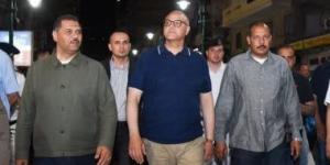 محافظ الإسكندرية يقود حملة موسعة بشارع خالد بن الوليد ويغلق 11 محلًا مخالفًا