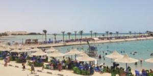 توافد الزائرين على شواطئ الغردقة في ثالث أيام العيد المبارك.. صور