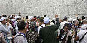 حجاج بيت الله الحرام يواصلون رمي الجمرات في آخر أيام التشريق