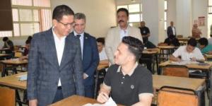 رئيس جامعة بنها يتفقد انتظام الامتحانات بكليات العلاج الطبيعى والعلوم والهندسة