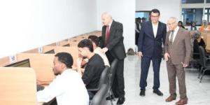 رئيس جامعة القناة يتابع الامتحانات بكليتى العلوم والصيدلة