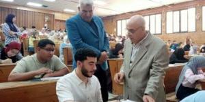 نائب رئيس جامعة دمنهور يتفقد امتحانات الفصل الثانى بكليات الطب البيطرى