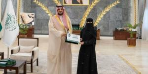 مُحافظ الطائف يُكرِّم طالبة حققت فضية معرض ITEX 2026 الدولي