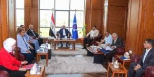 محافظ السويس يبحث مع نواب البرلمان مطالب المواطنين وملفات الخدمات بالمحافظة