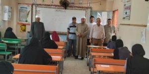 رئيس المنطقة الأزهرية يتابع امتحانات الثانوية من لجنة فتيات عمر بن عبد العزيز بالإسماعيلية