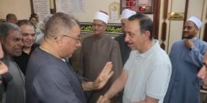 محافظ سوهاج يلتقى عددا من المواطنين عقب صلاة الجمعة للاستماع إلى مطالبهم