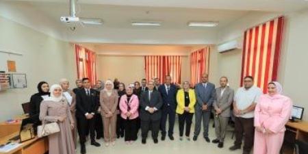 رئيس جامعة كفر الشيخ يشهد مناقشة مشروع الانبعاث الكربوني والتحول الأخضر