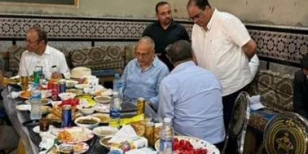 كرم القناوية.. وزير الرى يتناول بطيخ وعسل وفطير مشلتت مع مزارعين بقنا.. صور