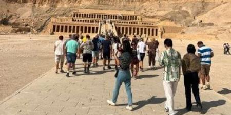 سياح العالم يتحدون حرارة الطقس بزيارات مميزة للمعالم الأثرية شرقا وغربا.. صور