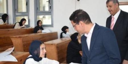 رئيس جامعة بنها يتفقد سير الامتحانات بكلية التجارة بمقر الجامعة بالعبور