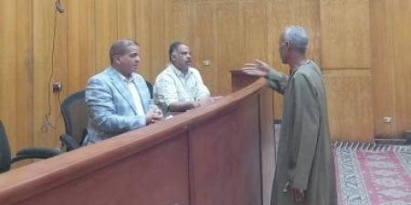 رئيس مدينة إسنا يستمع لشكاوى المواطنين خلال لقاء اليوم المفتوح.. صور