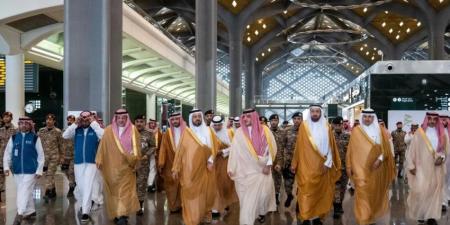 عبدالعزيز بن سعود يتابع منظومة استقبال ضيوف الرحمن بمطار الملك عبدالعزيز ويقف على جاهزية نقلهم إلى مكة