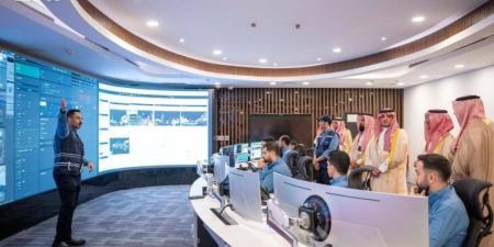 وزير الداخلية يزور مركز عمليات الحج للشركة السعودية للطاقة بمنى