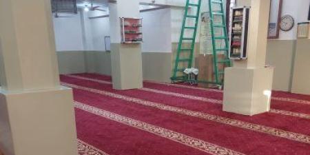 قبل عيد الأضحى.. إدارة أوقاف الطود تنفذ فرش مسجد الرحمن بالطود البلد.. صور