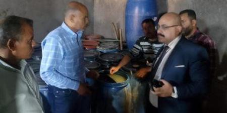 غلق وتشميع مصنع مخللات مخالف بسمالوط ومصادرة 34 طنا غير صالحة للاستهلاك