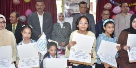 مدير تعليم سوهاج يكرم الطلاب الحاصلين على المركز الأول في المسابقات الدولية