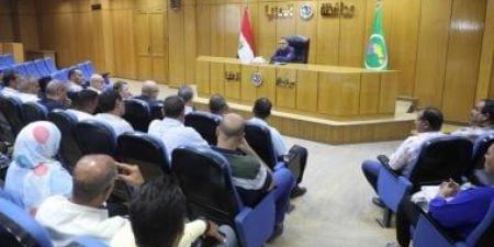 نائب محافظ المنيا يعقد اجتماعًا لمتابعة ملف تراخيص المحال العامة