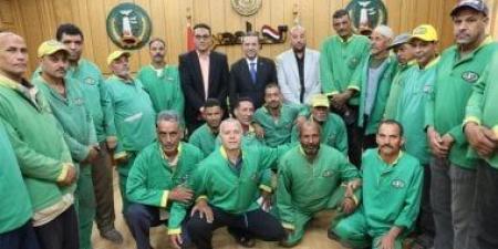 محافظ المنوفية يهنئ عمال النظافة بعيد الأضحى ويوزع بونات مواد غذائية ومساعدات