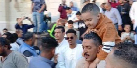 الأطفال يزينون ساحة ومسجد المرسى أبو العباس أثناء صلاة العيد بالإسكندرية.. صور