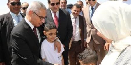 محافظ بنى سويف يوزع الشكولاته على المواطنين بالممشى السياحى فى أول أيام العيد