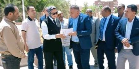 محافظ الوادى الجديد تتابع أعمال توسعة طريق موط - القصر وتطوير ميدان الشعراوي