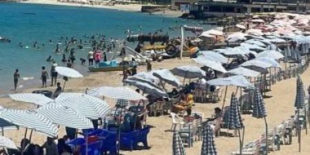 شواطئ الإسكندرية تسقبل الزائرين في ثاني أيام عيد الاضحي.. صور