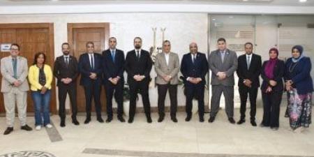 نائب محافظ أسوان يستقبل مديرى المستشفيات الجدد