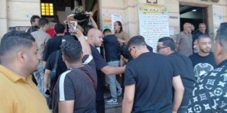 محمود الليثي ورضا البحرواي فى تشييع جثمان والد حمو بيكا بالإسكندرية.. صور