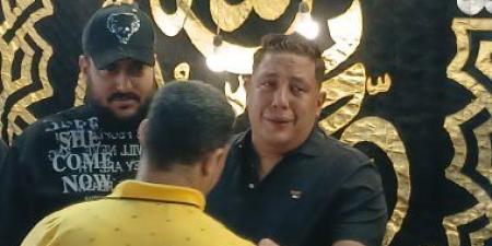 أصدقاء وأقارب حمو بيكا واقفين معاه في عزاء والده بالإسكندرية.. فيديو