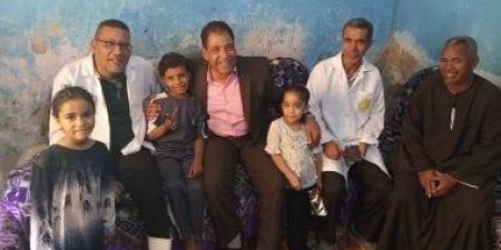بيطرى الأقصر يطمئن على طفل عقره كلب ويقود حملة لتحصين الكلاب الضالة.. صور