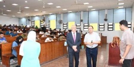 رئيس جامعة قناة السويس يتابع الامتحانات المسائية بكلية التجارة