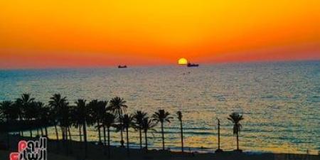 غروب الشمس على شواطئ العريش.. لوحة طبيعية تأسر القلوب وتزين أمسيات الصيف (صور)