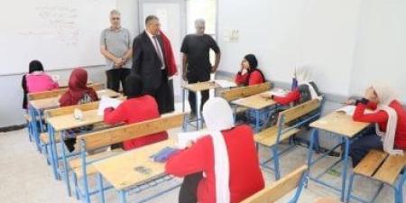 وكيل تعليم الوادى الجديد يتفقد امتحانات الإعدادية ويؤكد على حظر الهواتف