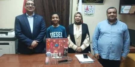 طالب بسوهاج يبتكر جهاز إنذار للحرائق ويحصل على جائزة البحث العلمى.. فيديو وصور