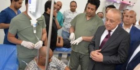 محافظ الأقصر يزور نائب رئيس حي وسط بالمستشفى بعد تعرضه لحادث أثناء العمل