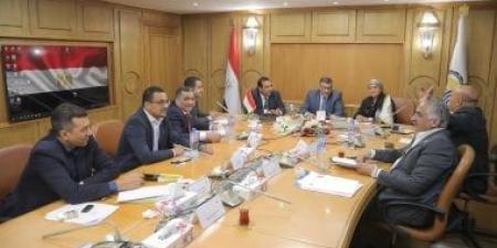 محافظ قنا يناقش مع النواب مطالب المواطنين وأبرز الملفات التنموية.. صور