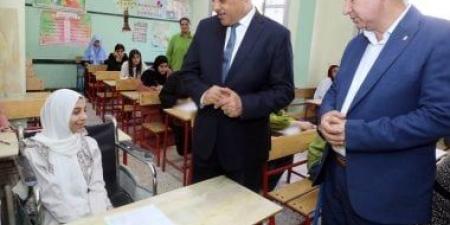 محافظ الشرقية يتفقد لجان امتحانات للشهادة الإعدادية بالزقازيق