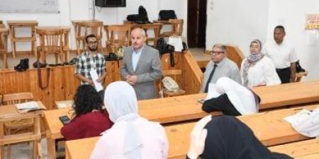 رئيس جامعة قناة السويس يتفقد امتحانات كلية التربية ويؤكد توفير مناخ آمن للطلاب