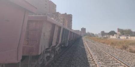 تشغيل خط بديل للقطارات لحين نقل عربة قطار بضائع خرجت عن القضبان فى سوهاج