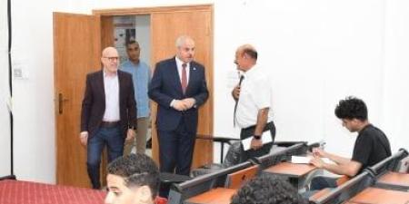 رئيس جامعة القناة يتابع امتحانات الآداب والعلوم الإنسانية