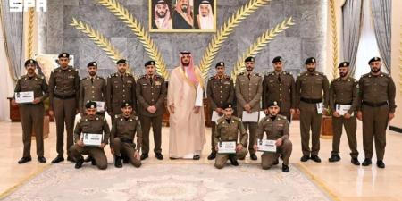 مُحافظ الطائف يكرّم عددًا من منسوبي شرطة المحافظة